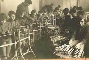 Stare zdjęcie przedstawiające rzemieślnicze zajęcia dla dzieci w szkole.